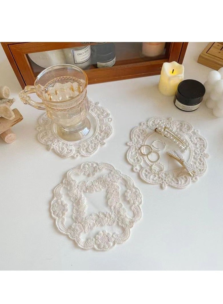 مجموعة ٣ قطع من مفارش الدانتيل الفرنسية العتيقة ووقفات أكواب – دانتيل مطرّز كروشيه لزينة الطاولة، الزفاف، الحفلات والمنزل - Image 2